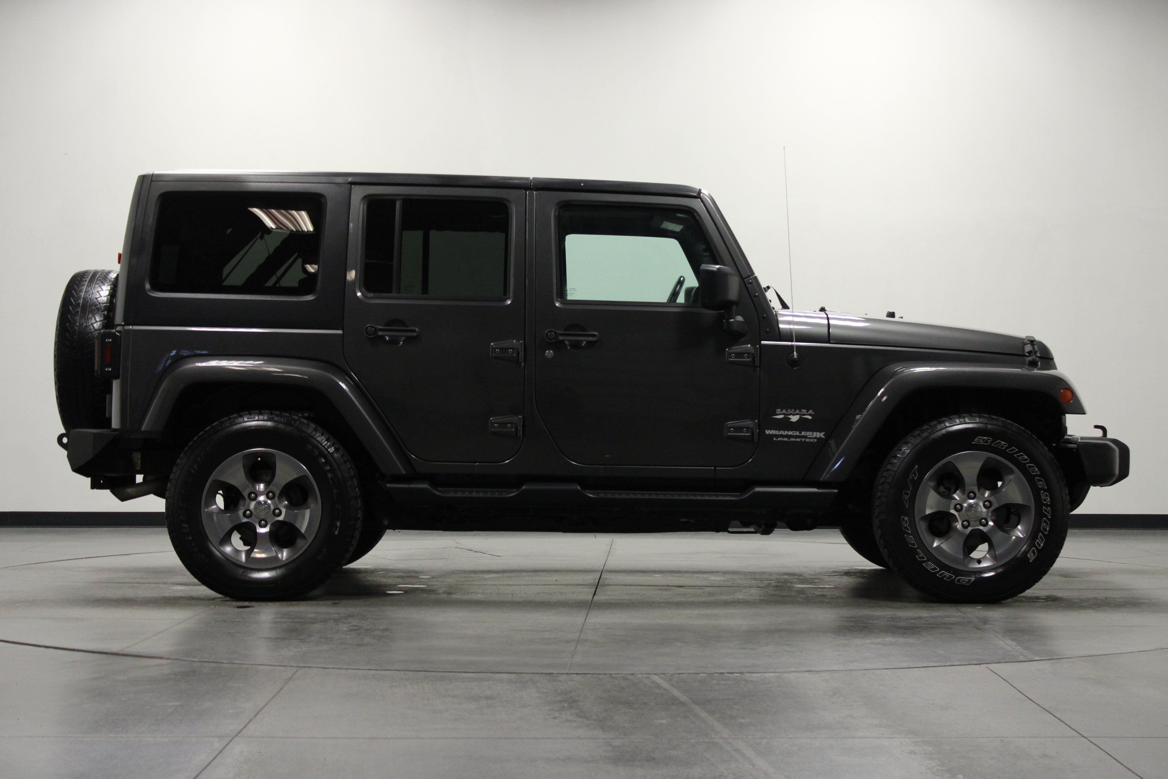 Used 2018 Jeep Wrangler Unlimited Sahara w/ Connectivity Group AWD/4WD image 3