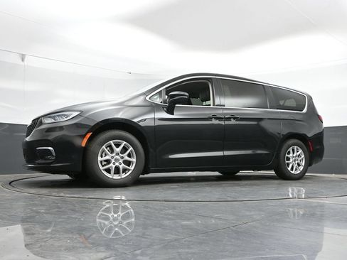 Used 2023 Chrysler Pacifica Touring-L FWD image 45