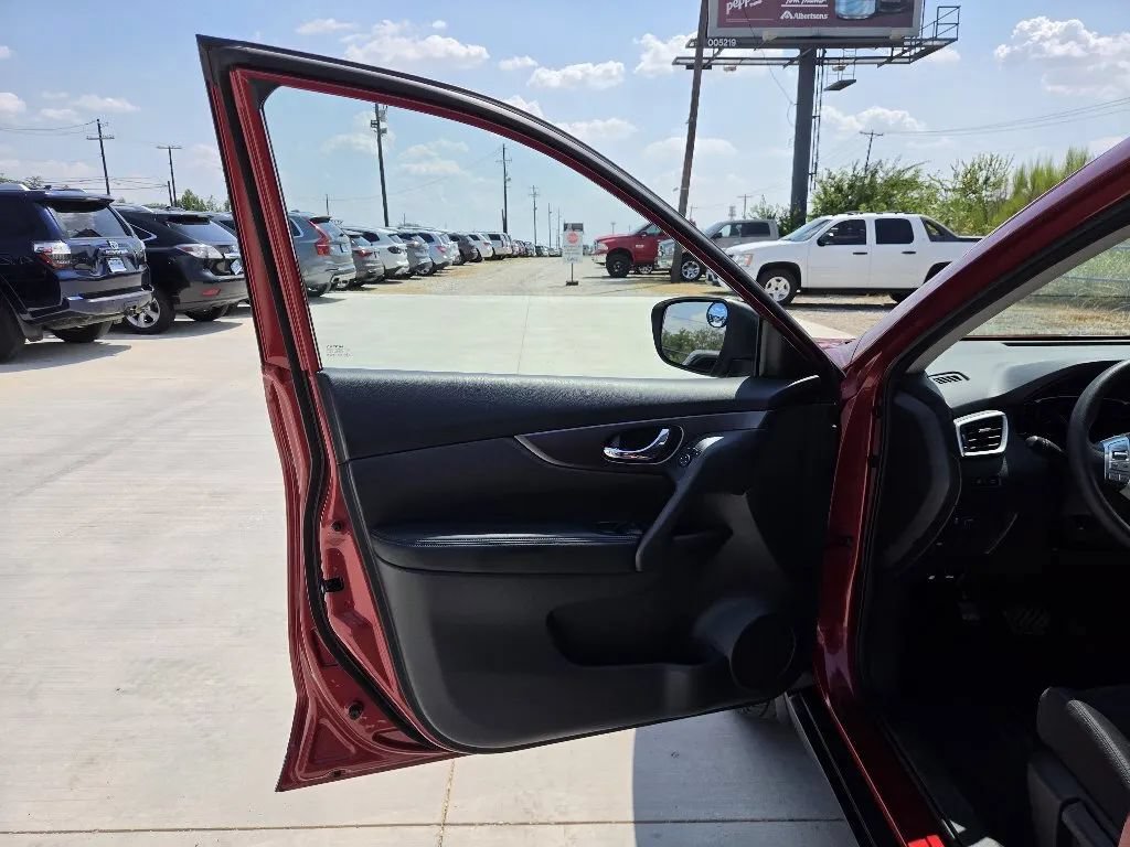 Used 2015 Nissan Rogue S FWD image 11