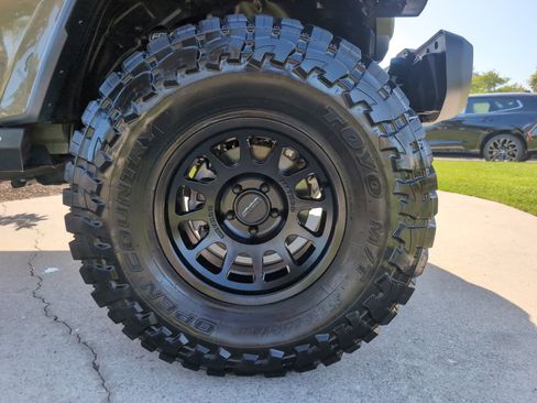 Used 2025 Jeep Gladiator Sport image 13