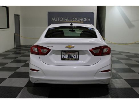 Used 2019 Chevrolet Cruze Sedan image 5