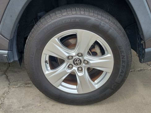 Used 2021 Toyota RAV4 XLE w/ Convenience Package image 7