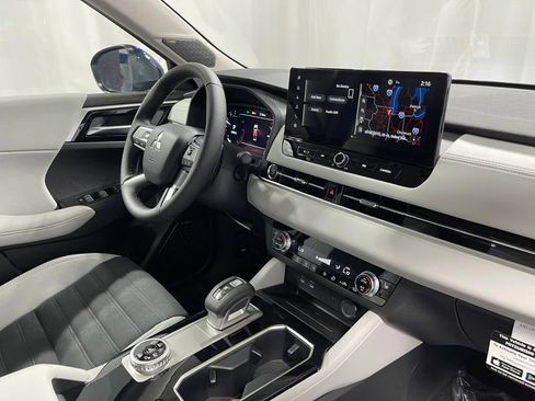 New 2025 Mitsubishi Outlander SE image 30
