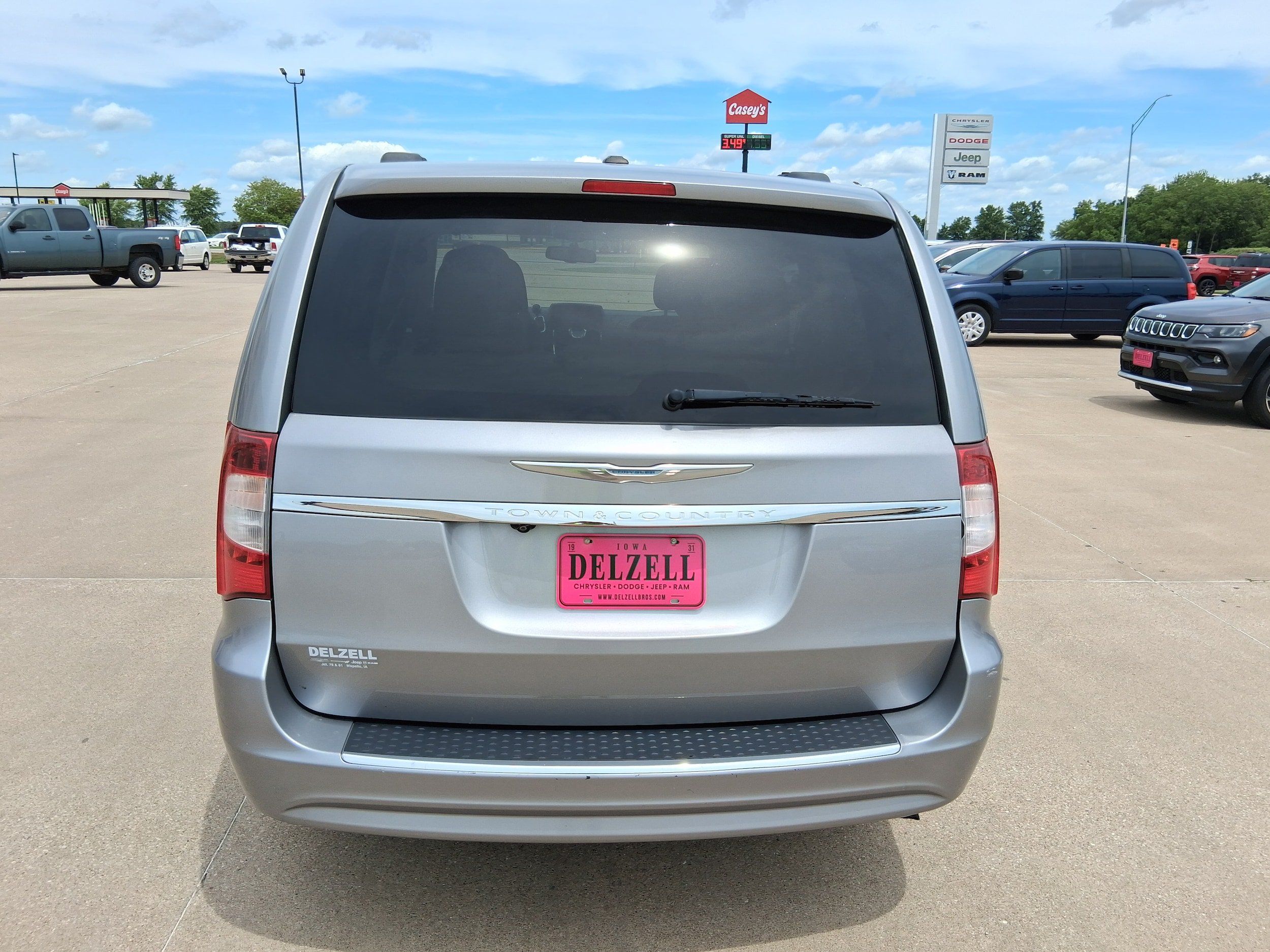Used 2013 Chrysler Town & Country Touring FWD image 7