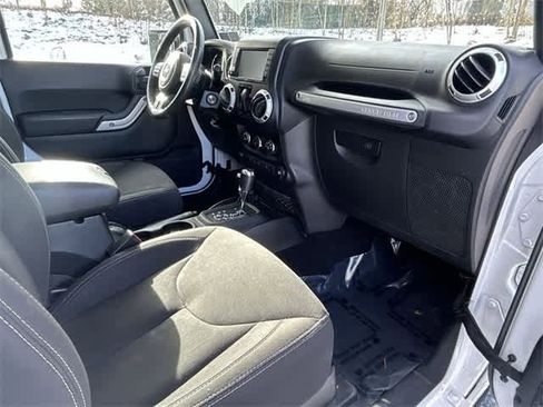 Used 2018 Jeep Wrangler Sahara w/ Connectivity Group image 18