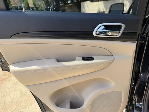 Used 2021 Jeep Grand Cherokee Laredo image 12