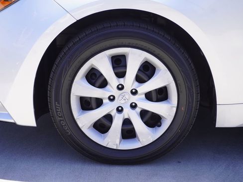 Used 2020 Toyota Corolla LE FWD image 19