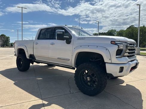 Used 2024 Chevrolet Silverado 2500 High Country w/ High Country Premium Package AWD/4WD image 3