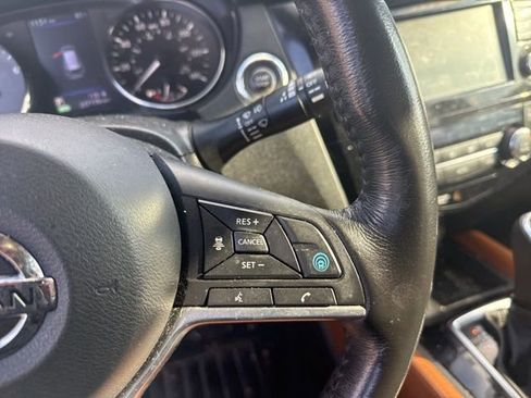 Used 2018 Nissan Rogue SL w/ Premium Package image 14