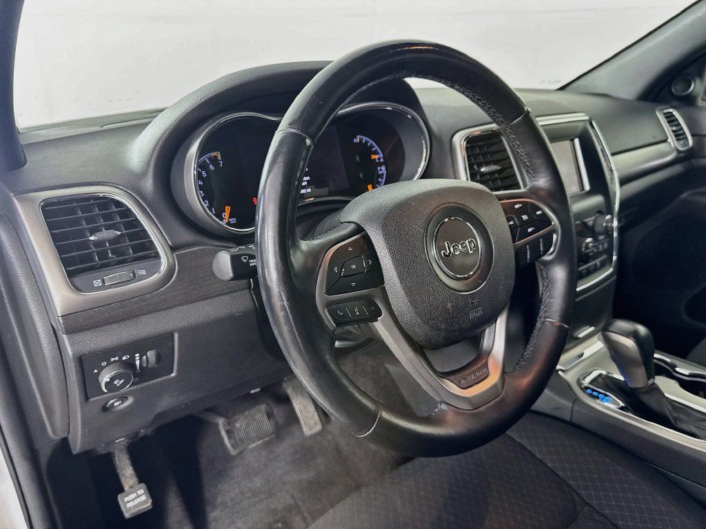 Used 2018 Jeep Grand Cherokee Laredo AWD/4WD image 9