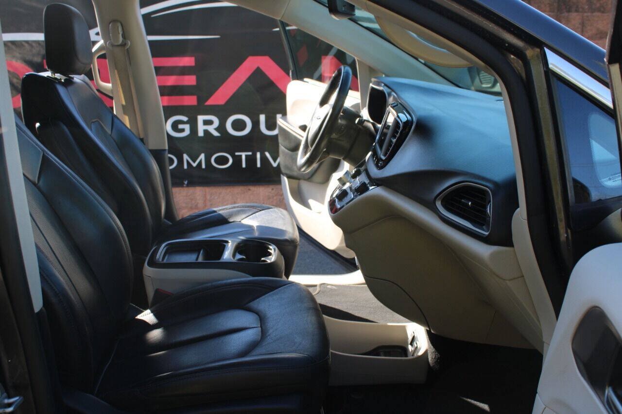 Used 2020 Chrysler Pacifica Touring-L FWD image 9