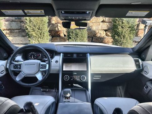 Used 2024 Land Rover Discovery Metropolitan Edition image 12