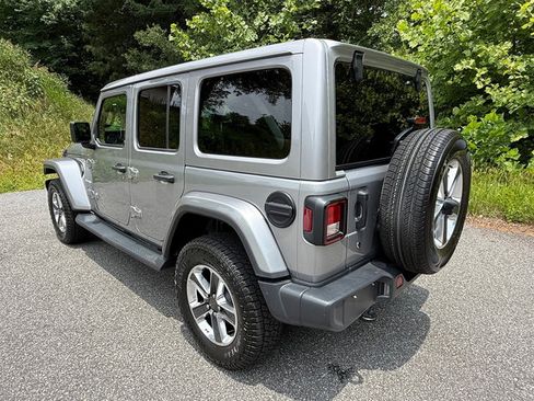 Used 2018 Jeep Wrangler Unlimited Sahara AWD/4WD image 8