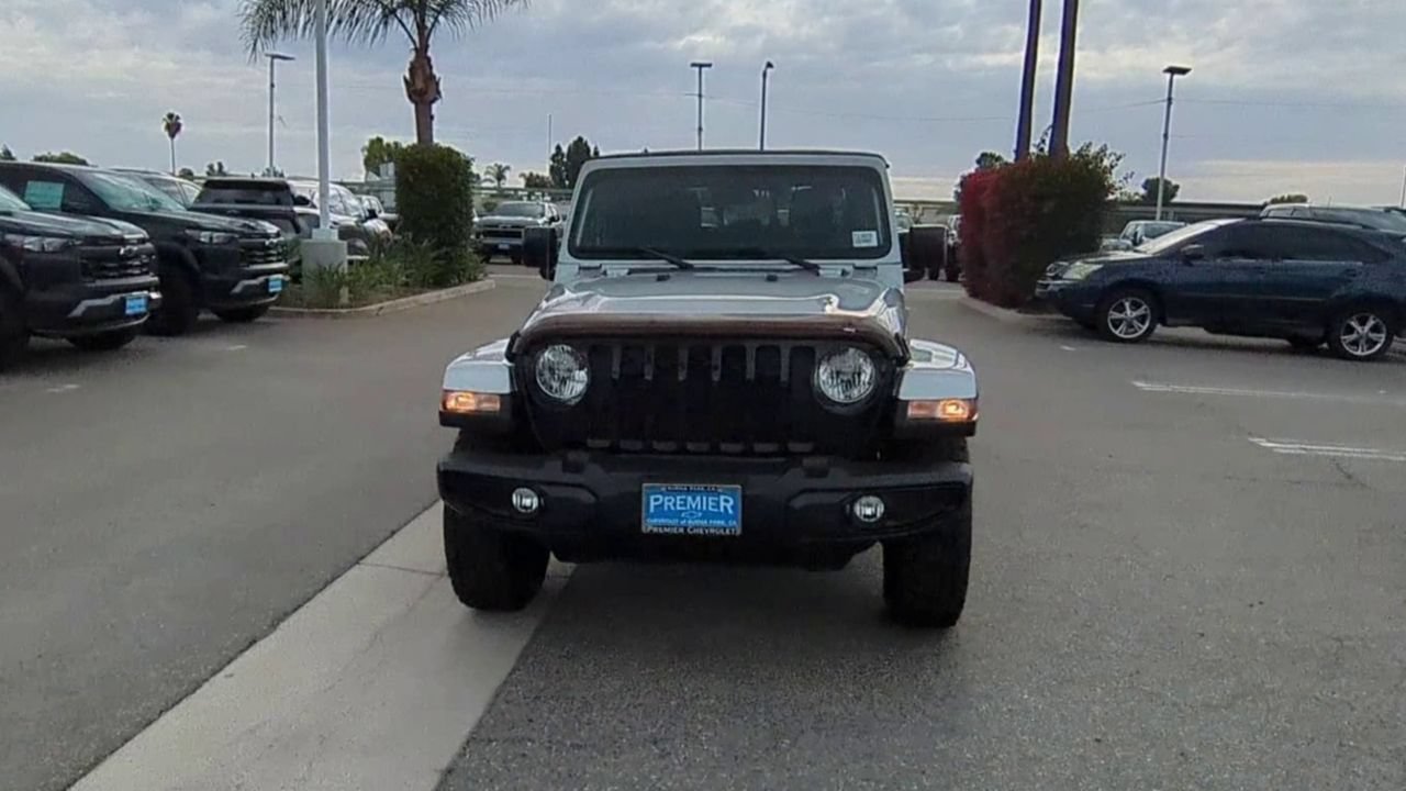 Used 2023 Jeep Gladiator Sport AWD/4WD image 3