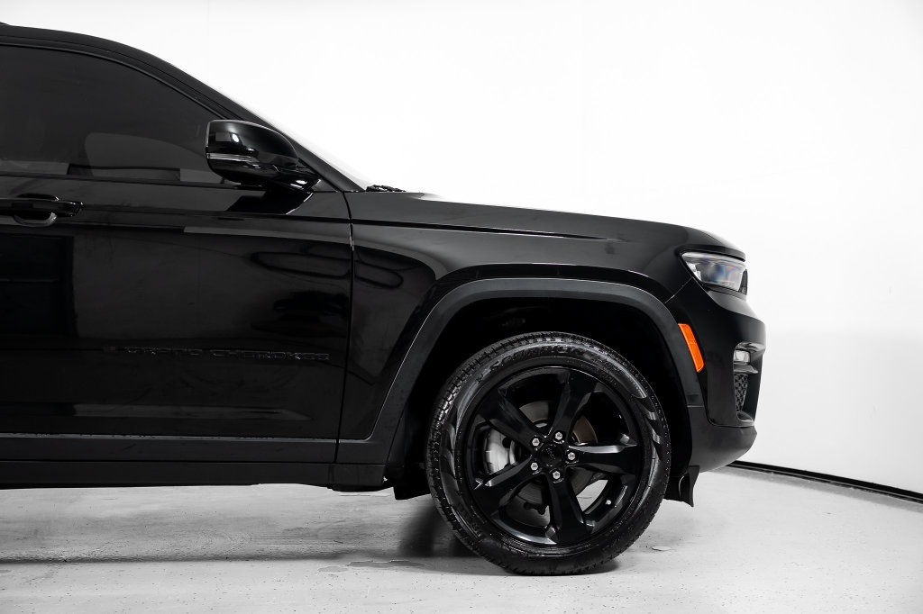 Used 2023 Jeep Grand Cherokee Limited w/ Black Appearance Package AWD/4WD image 4