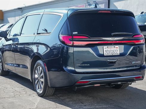Used 2022 Chrysler Pacifica Touring-L image 6