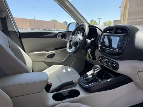Used 2024 Kia Soul LX FWD image 41