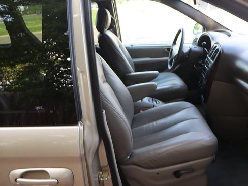 Used 2002 Chrysler Town & Country EX FWD image 24