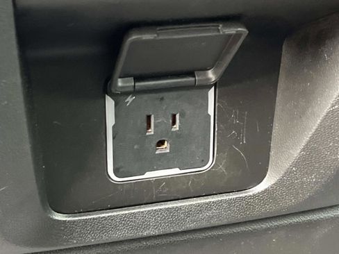 Used 2023 Chevrolet Suburban Premier image 18