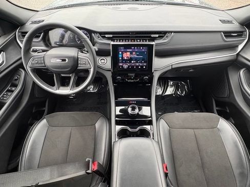 Used 2023 Jeep Grand Cherokee Altitude AWD/4WD image 11