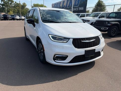 Used 2024 Chrysler Pacifica Limited FWD image 3