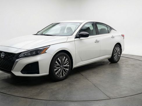 Used 2025 Nissan Altima 2.5 SV image 3