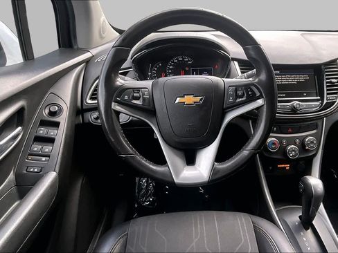 Used 2019 Chevrolet Trax LT w/ LT Convenience Package FWD image 6