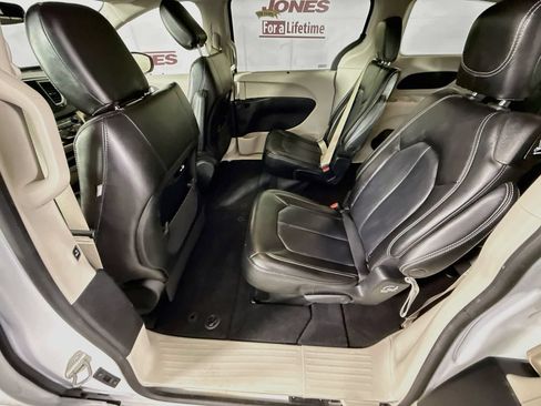Used 2023 Chrysler Pacifica Touring-L FWD image 26