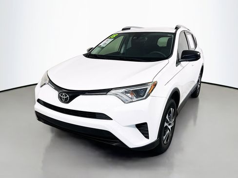 Used 2018 Toyota RAV4 LE FWD image 10