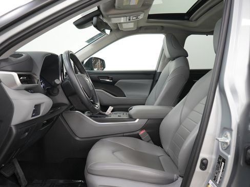 Used 2021 Toyota Highlander XLE FWD image 24