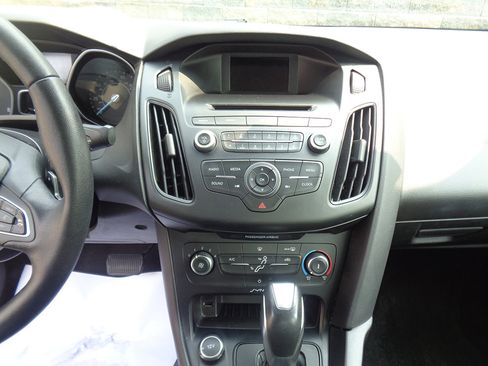 Used 2016 Ford Focus SE w/ SE Sport Package image 15