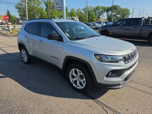 Used 2024 Jeep Compass Latitude AWD/4WD image 3