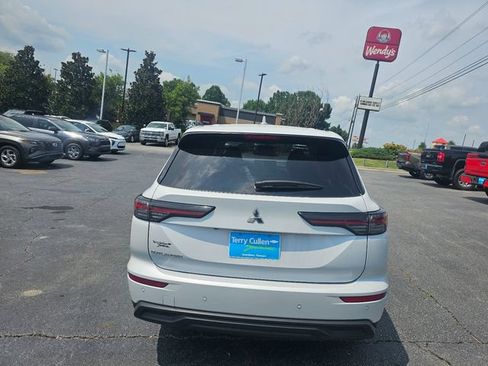 Used 2025 Mitsubishi Outlander ES FWD image 6