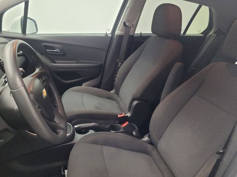 Used 2022 Chevrolet Trax LS w/ Tint and Cruise Package AWD/4WD image 17