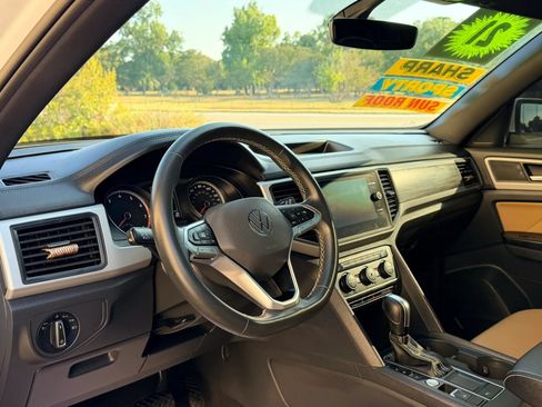 Used 2021 Volkswagen Atlas Cross Sport SE w/ Panoramic Sunroof Package FWD image 9