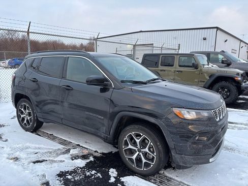 Used 2025 Jeep Compass Limited w/ Sun & Sound Group image 4