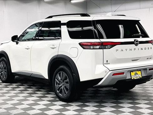 Used 2024 Nissan Pathfinder SV AWD/4WD image 2