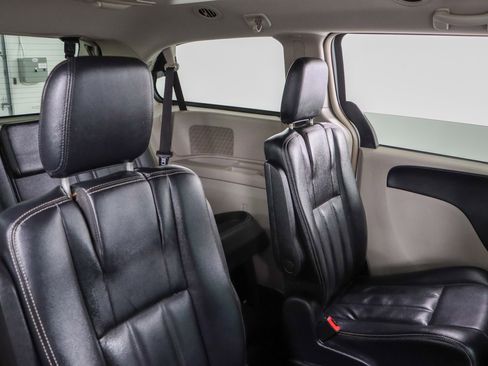 Used 2014 Chrysler Town & Country Touring image 29