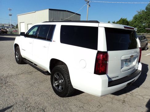 Used 2018 Chevrolet Suburban LT image 3