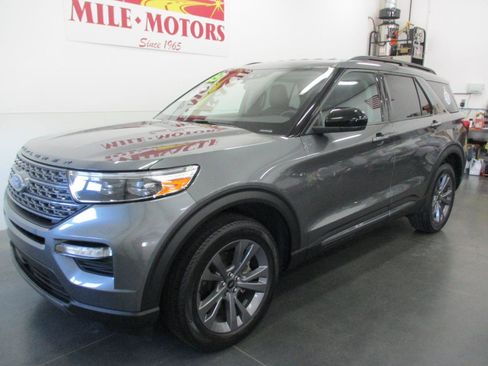 Used 2023 Ford Explorer XLT w/ Equipment Group 202A AWD/4WD image 3