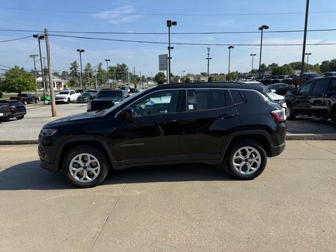 Used 2025 Jeep Compass Latitude w/ Sun & Sound Group AWD/4WD image 9