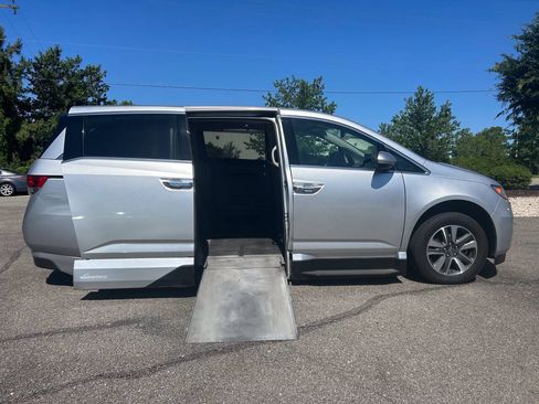 Used 2015 Honda Odyssey Touring Elite image 4