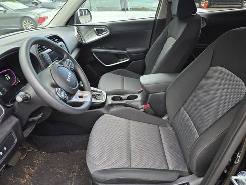 Used 2025 Kia Soul LX image 3