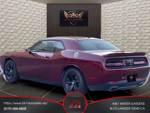 Used 2019 Dodge Challenger SXT image 5