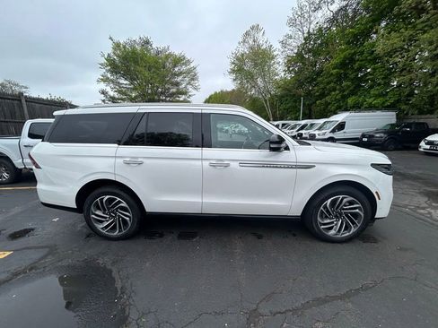 Used 2025 Lincoln Navigator Reserve AWD/4WD image 9