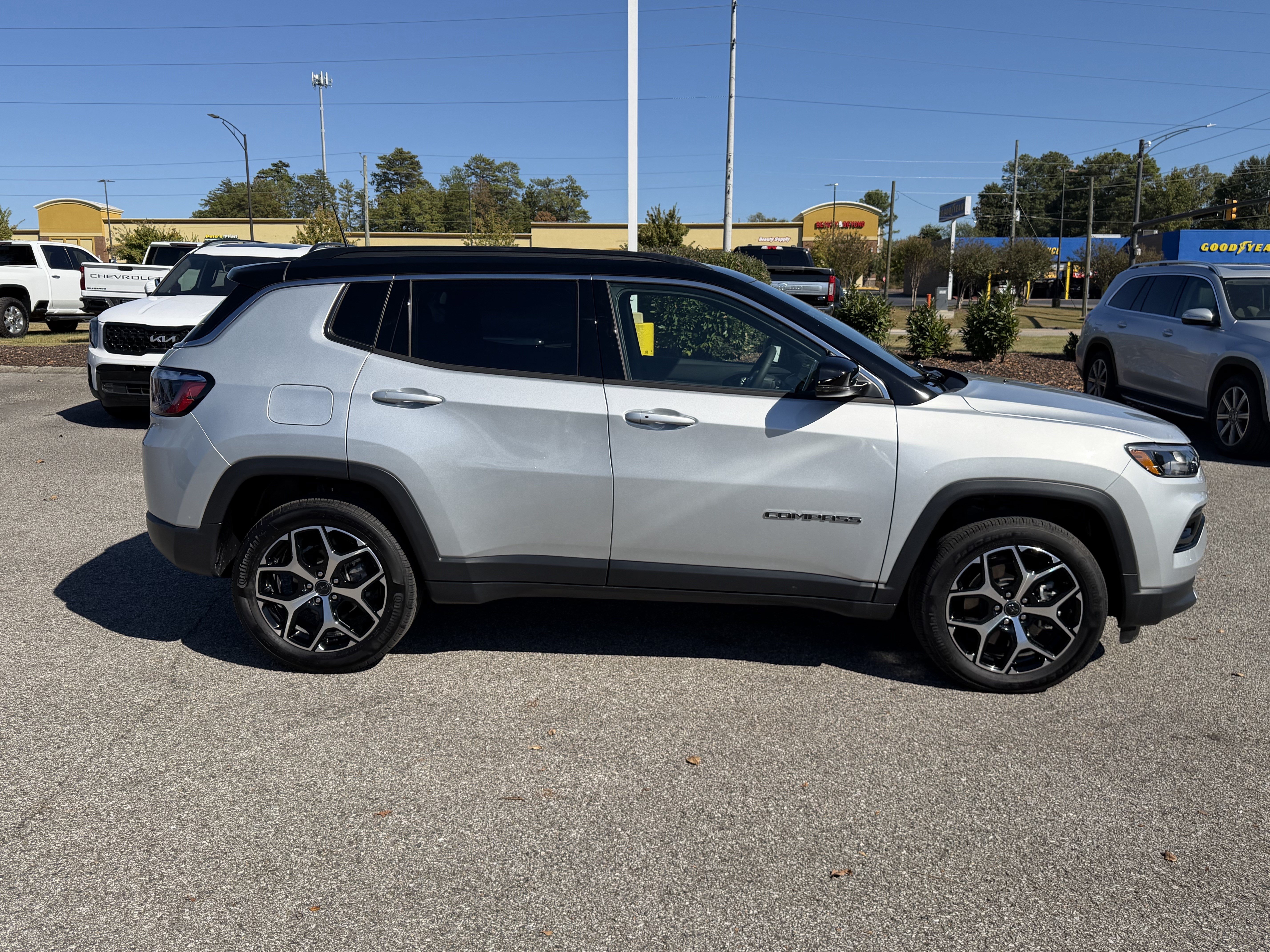 Used 2025 Jeep Compass Limited AWD/4WD image 11
