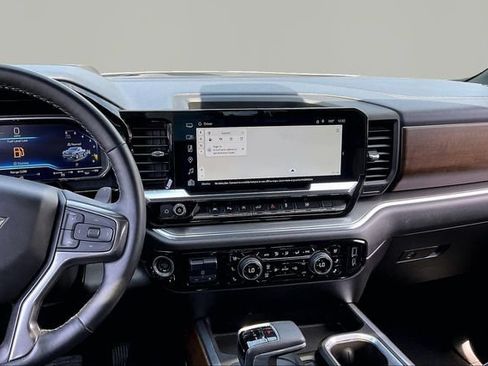 Used 2023 Chevrolet Silverado 1500 High Country w/ Technology Package AWD/4WD image 9