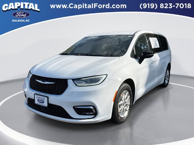 Used 2025 Chrysler Pacifica Select FWD image 1