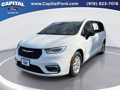Used 2025 Chrysler Pacifica Select