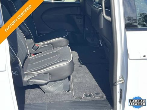 Certified 2025 Chrysler Pacifica Limited FWD image 23